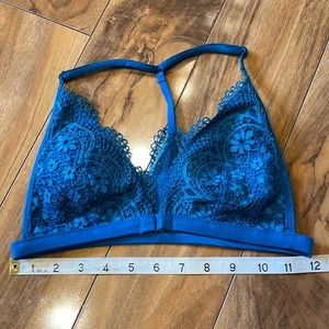 Size small Victoria’s Secret bra Front close
